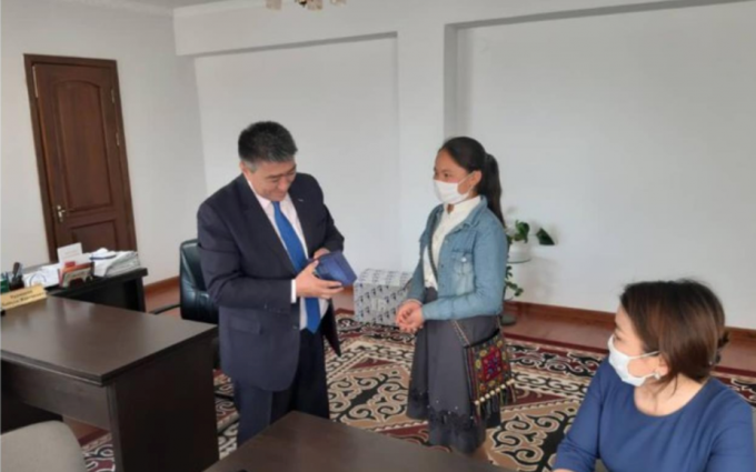 66 учащихся Иссык-Атиснкого района получили смартфоны