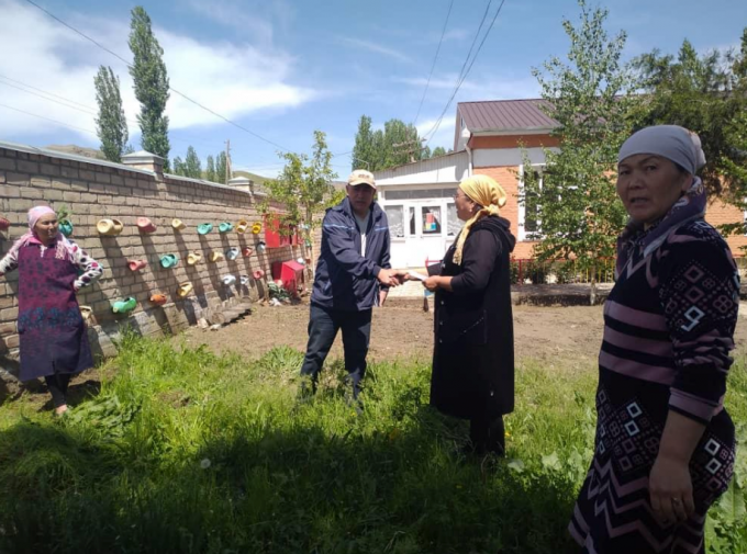 Тилсиз жоо болуп эсептелген селден билим берүү кызматкерлери да жабыр тартышты. 