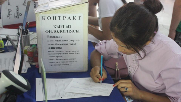 Выпускники в этом году могут поступить в вузы в электронном формате, находясь дома