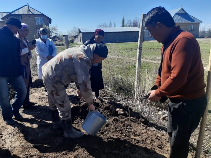 Билим берүүчү уюмдарында айлана чөйрөнү көрктөндүрүү иштери жүрүп жатат