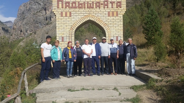 Сузак районунун билим берүү кызматкерлери Сафед-Булан, Падыша-Ата тарыхый ыйык жерлерде болуп кайтышты