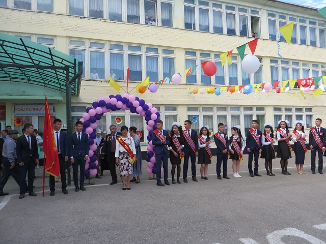 В городе Кызыл-Кия прошли торжественные линейки 